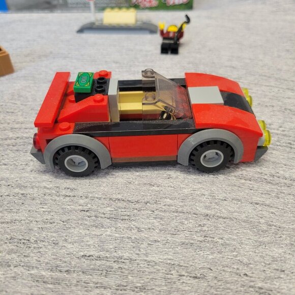 LEGO City 60242 Police Highway Arrest - Picture 11 of 13